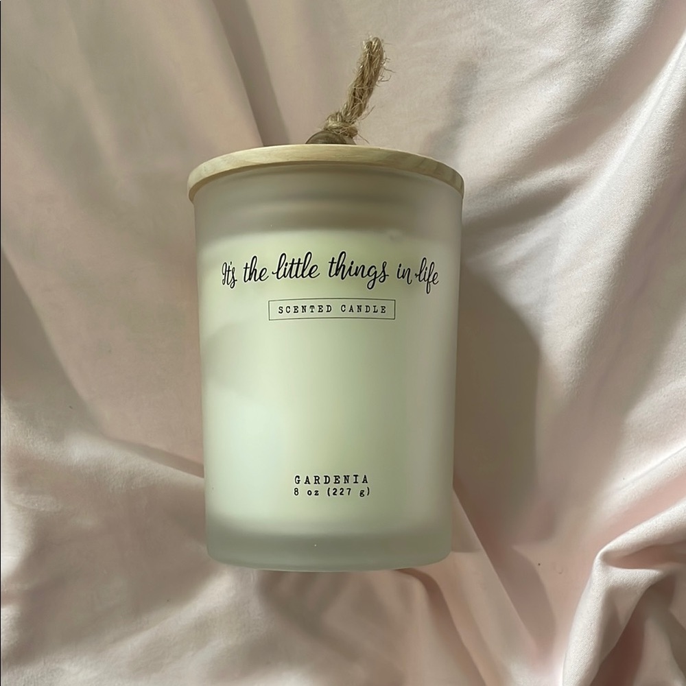Chic White Candle with Wooden Lid
